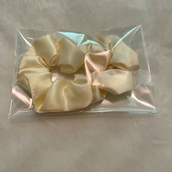 Mulberry silk hair scrunchie - Picture 1 of 5